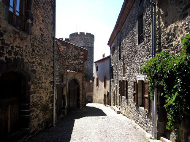 Rue paisible du village de Lamothe