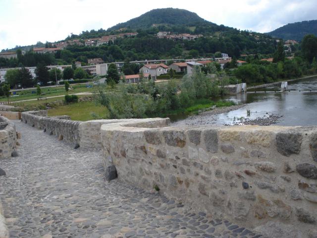 Brives-Charensac, chaussée et parapet du vieux pont sur la Loire