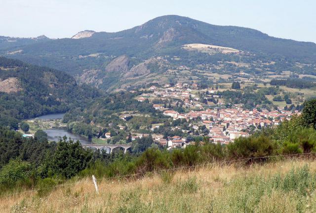 Retournac, dép. de la Haute-Loire, France (Auvergne). Vue générale de la ville prise le long du chemin qui, dans le sud-est de la commune…