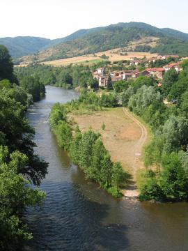 Villeneuve-d'Allier (Haute-Loire - France), l' Allier et le village.