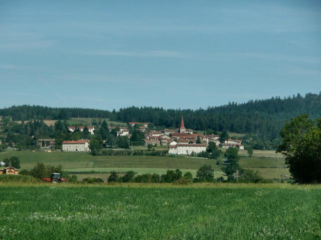 Vue du village de Céaux-d'Allègre, département de Haute-Loire, France.