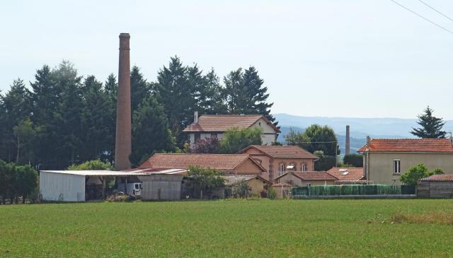 Le site du puits Chauvet avec ancienne cheminée, terril et bâtiment convertis en habitation. Derrière émerge la cheminée du puits voisin…