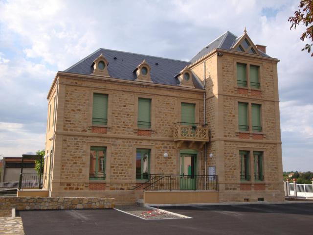 Mairie de la commune de Vergongheon (43360), Haute-Loire, France. Photo prise après les travaux de rénovation ayant pris fin en 2011.