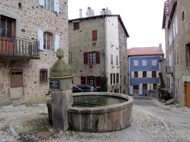 Fontaine du melon # Pradelles (Haute-Loire) .