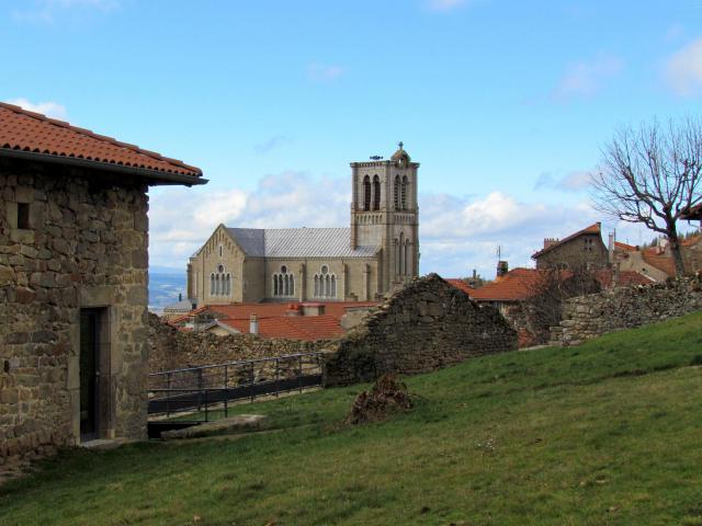 Vue sur l'église de Pradelles # Haute-Loire (43) .