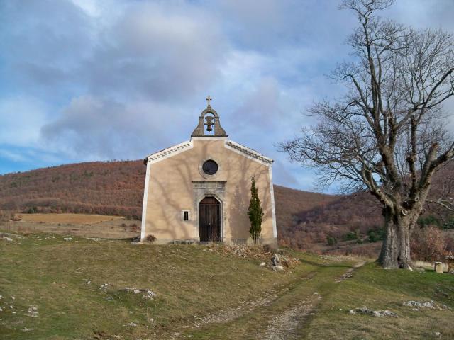 Chapelle Saint Michel, près du hameau de Bertranet, comune de Saumane (04) France