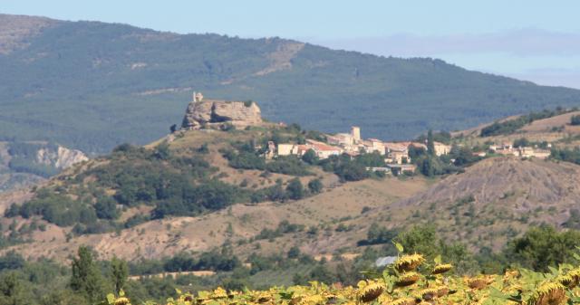 Vue sur le village de Mison et son château, Alpes-de-Haute-Provence, France.