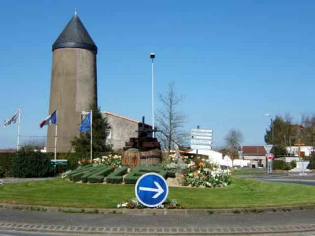 Vallet, décor de rond-point, ancien pressoir à vin et à côté ancien moulin