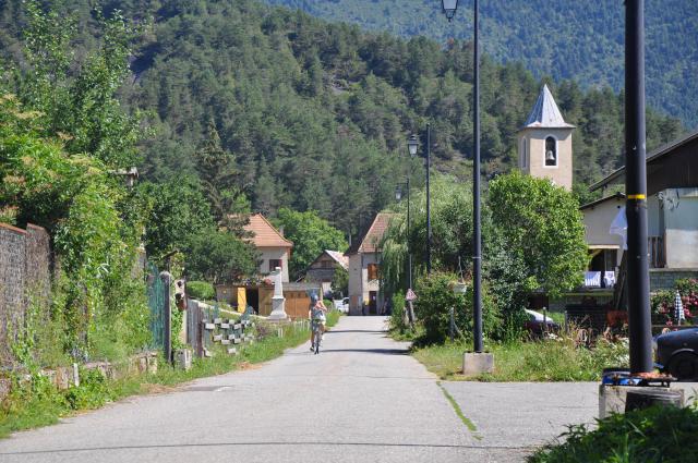 L'église paroissiale Saint-Jean-Baptiste au centre du village