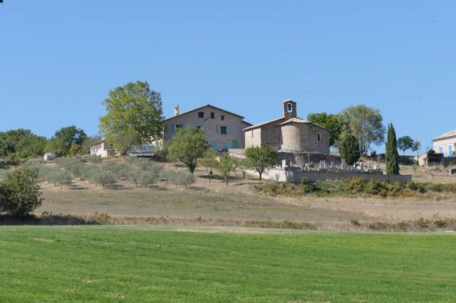 Chapelle de Saint-Martin, olivette et cimetière au premier plan
