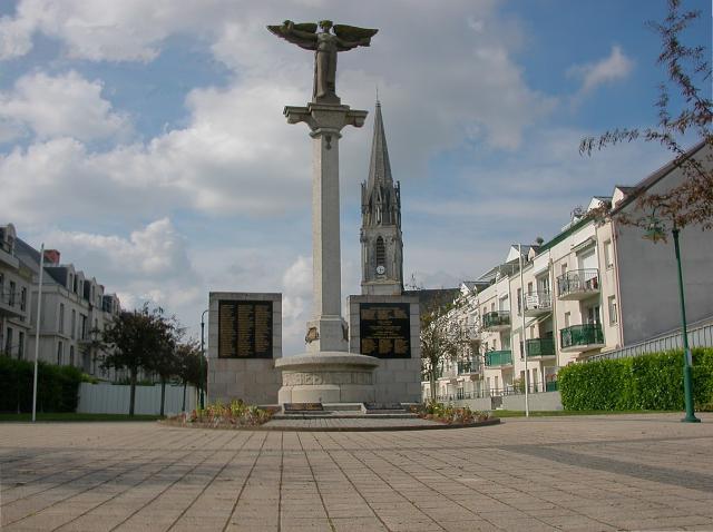 Monument aux morts et église Saint-Sébastien de Saint-Sébastien-sur-Loire