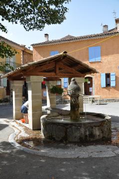 Fontaine et lavoir à Saint-Benoît