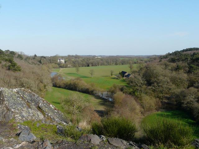 Le Château de Juzet et la vallée du Don vus du rocher des amoureux.