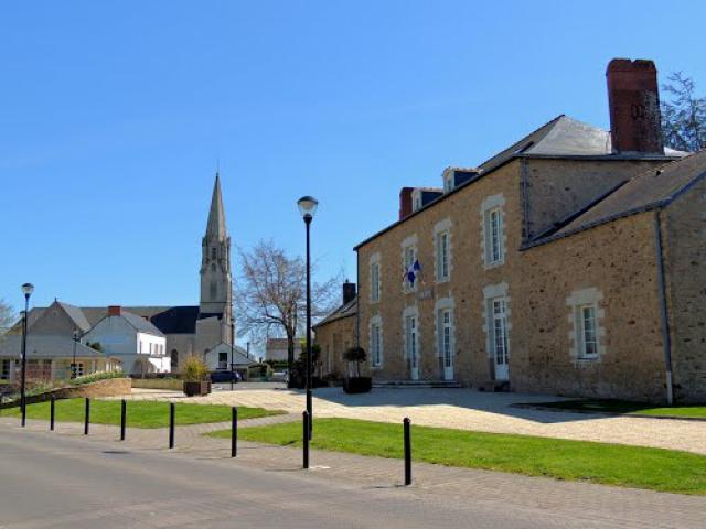 Sautron, église et façade nord de la mairie