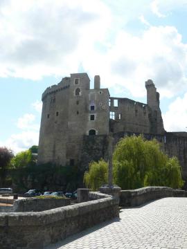 Château de Clisson et pont de la Vallée sur la Sèvres