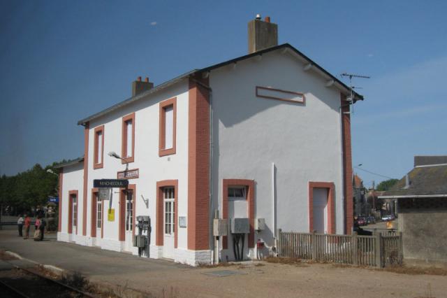 Le bâtiment voyageur de la gare de Machecoul, côté voies, Loire-Atlantique, France.