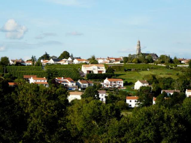 Château-Thébaud, d'un champ, près de Les Herbillers, vue sur Saint Fiacre