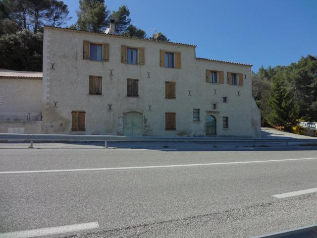 Ce fichier a été téléversé avec Commonist. Relais de poste de Giropey, sur l’ancienne route nationale 96 (commune de Lurs, France)