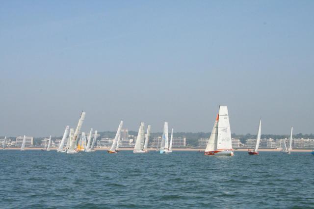 Match-racing, régate au large de Pornichet, dans la baie du Pouliguen. En arrière-plan du cliché : la plage de La Baule.