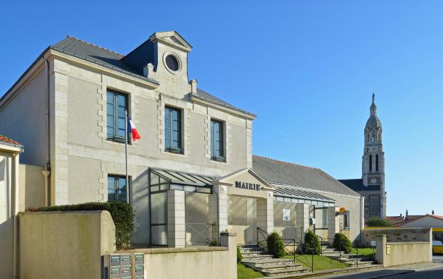Mairie et église Saint-Léobin - Saint-Lumine-de-Coutais (Loire-Atlantique)