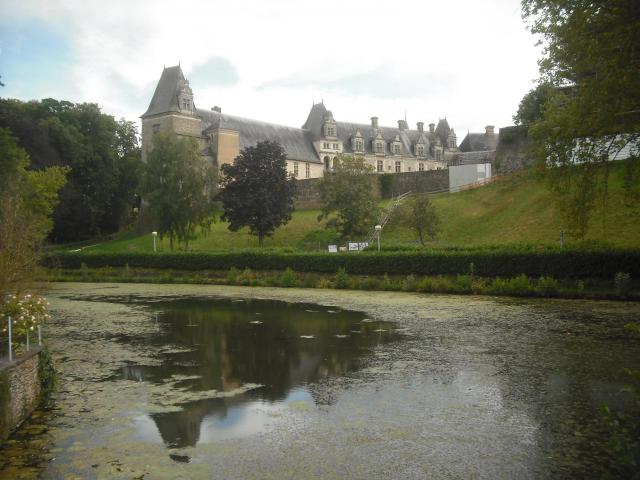 Le château de Châteaubriant, Loire-Atlantique, France, et l'Etang de la Torche.
