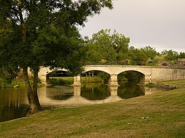 Saint-Philbert de Grand Lieu pont à l'entrée du village