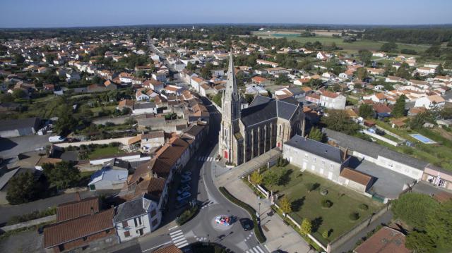 Survol de la commune de Chéméré par un drone