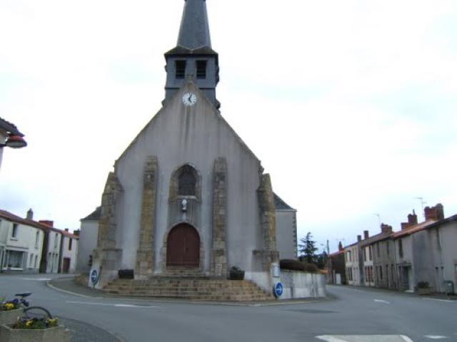 Maisdon-sur-Sèvre, l'église devenue îlot de giratoire