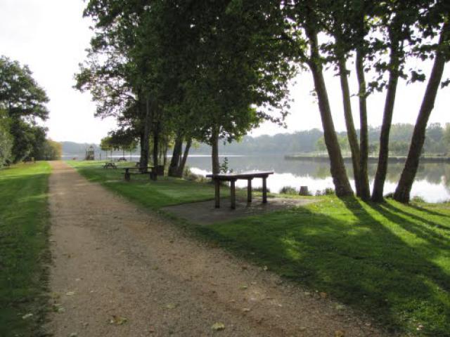 Aire de pique-nique accessible Etang de Buhel