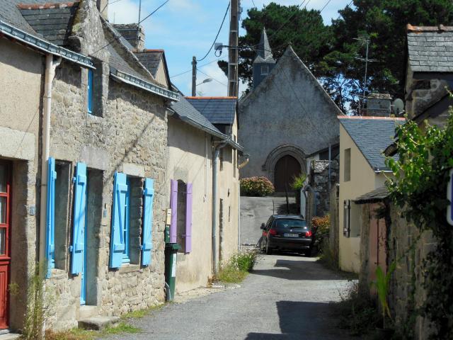 Clis, rue du Four, vue débouchant sur la chapelle sainte Catherine, façade ouest (commune de Guérande, Loire-Atlantique, France)