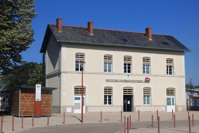 Le bâtiment voyageurs de la gare de Nort-sur-Erdre vu côté cour.