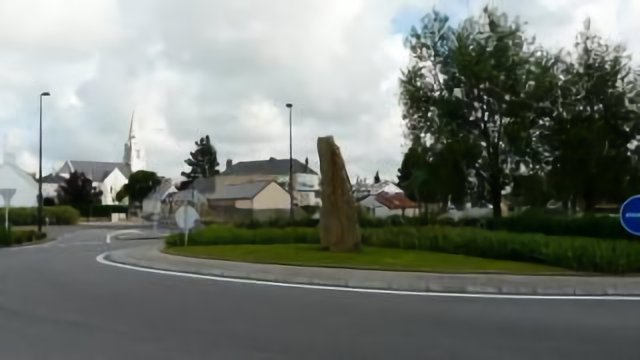 Crossac, rond-point au sud, décoré par un monlithe