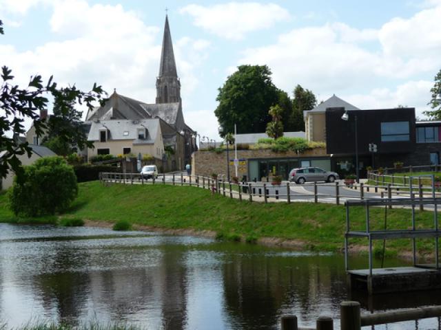 Eglise, Mairie et Lac de Vigneux de Bretagne.