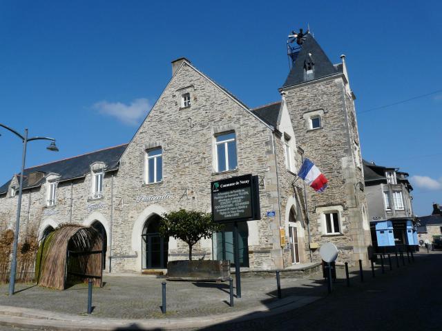 Vue d'ensemble de la Mairie de Nozay (côté Ouest)