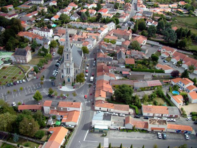 Place de l'église, prise de vue à partir d'un ballon captif