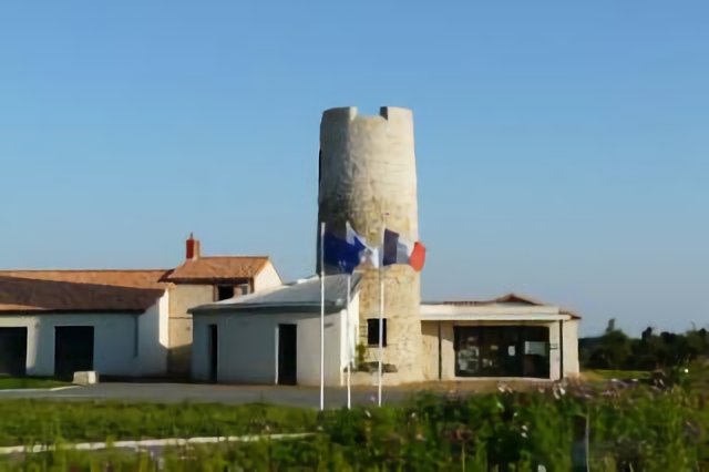 Saint-Léger-les-Vignes, mairie sur le site du haut-moulin
