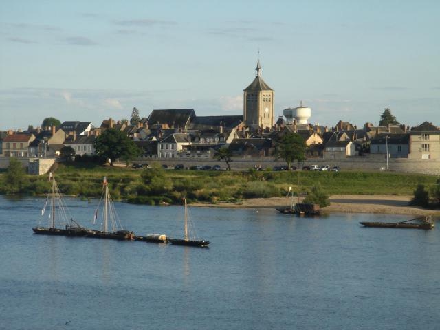 La commune de Jargeau sur les bords de la Loire depuis la commune de Saint-Denis-de-l'Hôtel, Loiret, Centre, France.