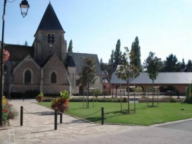 Place, l'église et la halle; photo prise par la Mairie de Sennely.