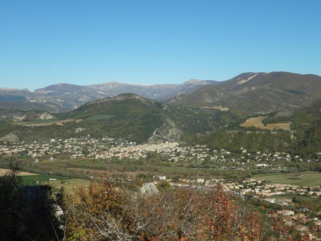 village de Volonne, colline de Tigne derrière (794 m), montagne de Jouère au fond à droite (1886 m)
