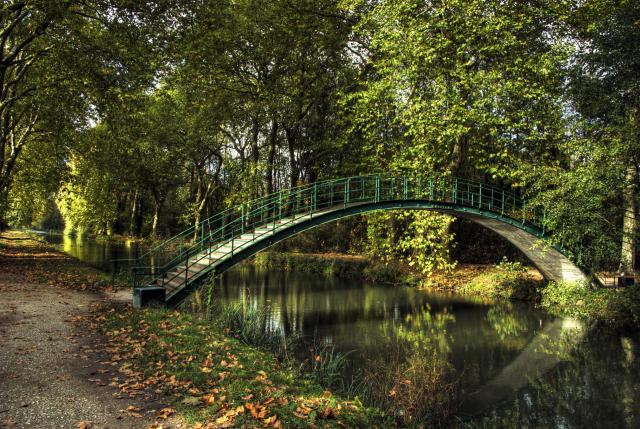 Briare, Loiret.Passerelle piétonne sur le canal de Briare vue depuis le portail de la maison au n°2A, val du Martinet.