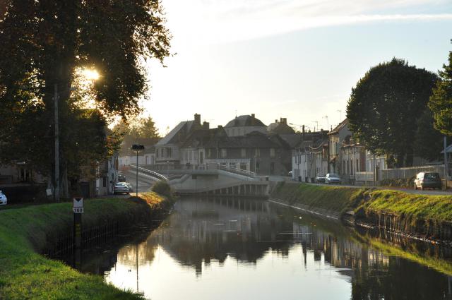 Pont de Cepoy sur le canal du Loing, Loiret, Centre, France