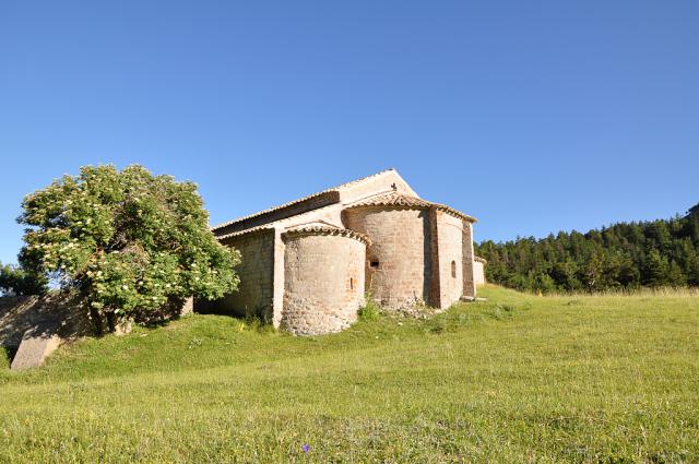Les trois absides de la chapelle romane de Vergons