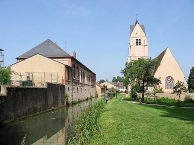 Entre l'école primaire et l'église de Gy les Nonains (45)