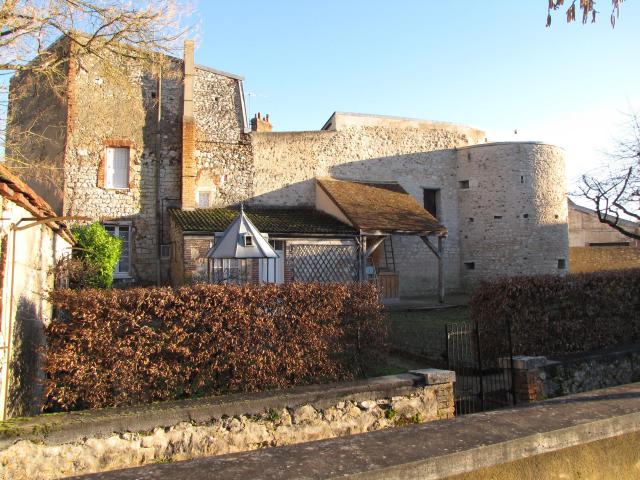 Châtillon-Coligny, Loiret, région Centre. Maison construite dans les murs des anciennes fortifications de la vieille ville.