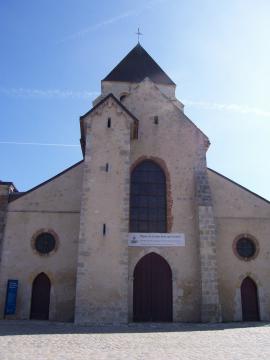 façade de l'église Saint-Jean Baptiste à Saint Jean de Braye, France (XIIème siècle)