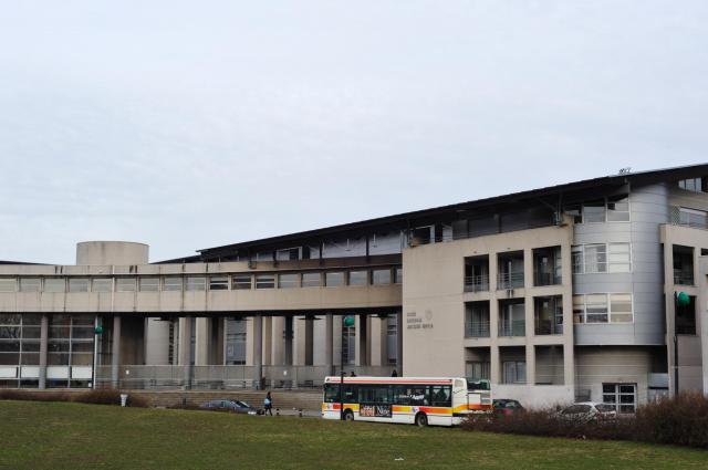 Lycée Jacques Monod, rue Léon Blum, Saint-Jean-de-Braye, Loiret, France Architectes : C. Costantini, M. Regembal ([1])