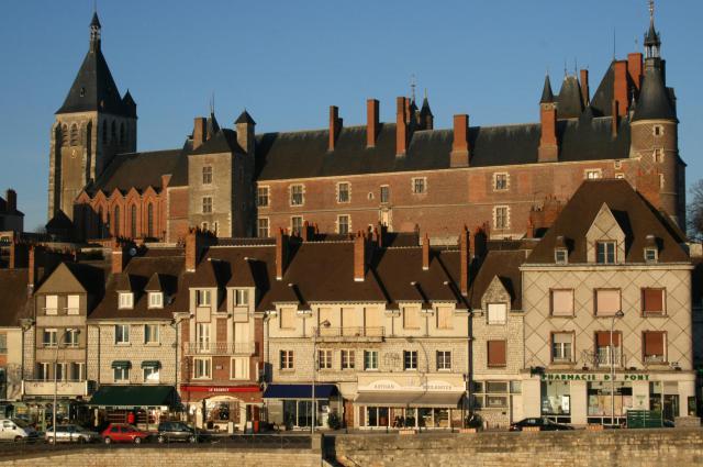 Château de Gien (Loiret - France) - Vue à partir du lit de la Loire.