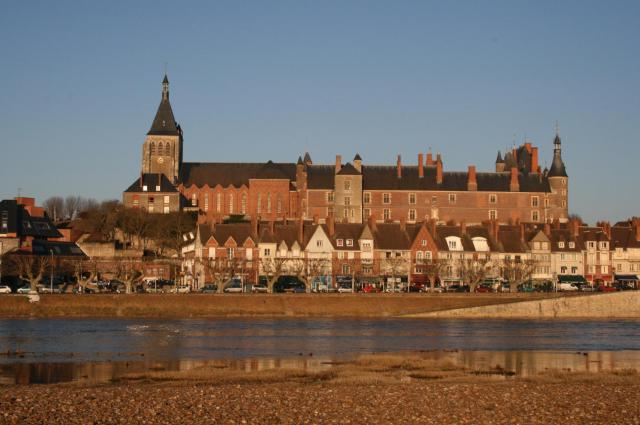 Château de Gien (Loiret - France) - Vue à partir du lit de la Loire (hiver - soleil couchant)
