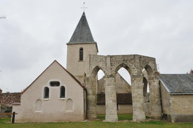 Chœur inachevé et chapelle Saint-Hubert, église Saint-Jacques-le-Majeur, Courcelles, Loiret, France