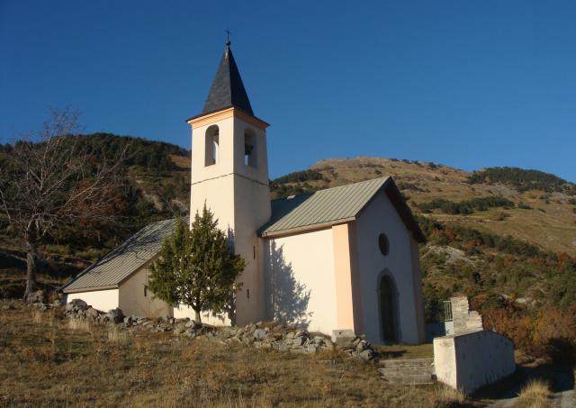 La petite église du hameau de l'Adroit de Pontis (Alpes-de-Haute-Provence), au sud du village, côté Ubaye.